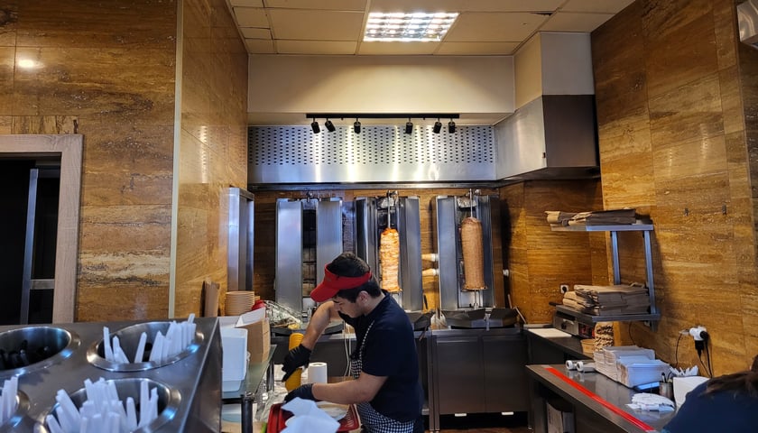 Powiększ obraz: KEBAB KING to sieć kurdyjskich restauracji. Jedna z nich stacjonuje we Wrocławiu na Świdnickiej.