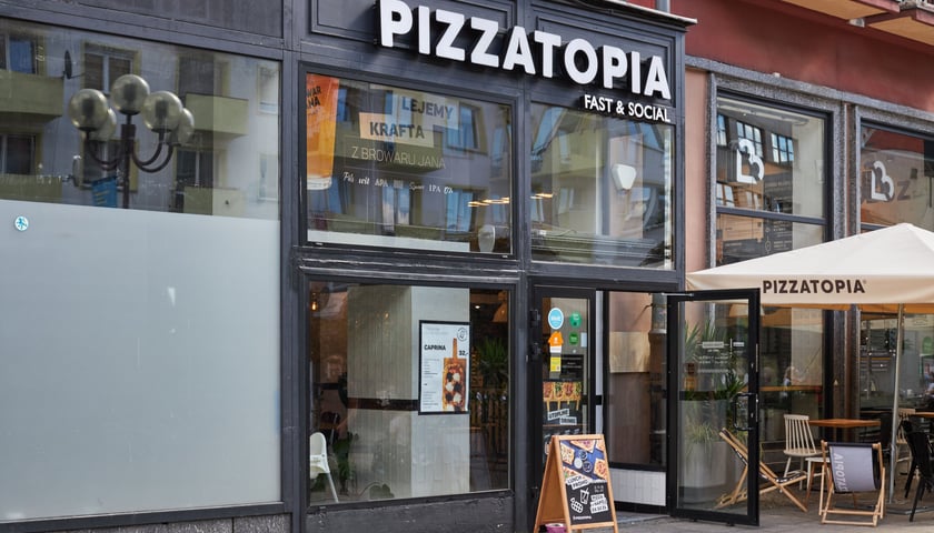Powiększ obraz: Pizzatopia na ul. Świdnickiej to miejsce, gdzie pizzę wykonuje się w 3 minuty!