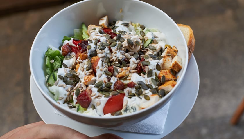 Powiększ obraz: Bistro Cegielnia to jedna z restauracji znajdujących się przy ul. Świdnickiej.