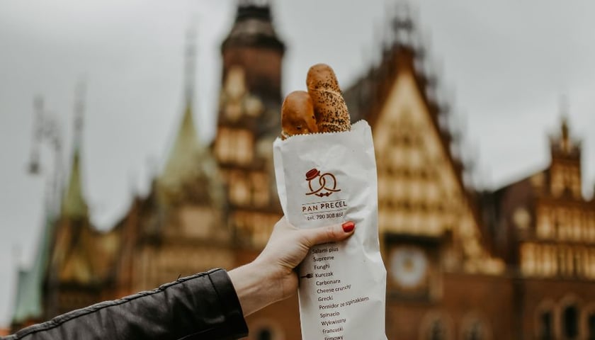 Powiększ obraz: U Pana Precla na Świdnickiej zjesz precle nadziewane na słono lub słodko.