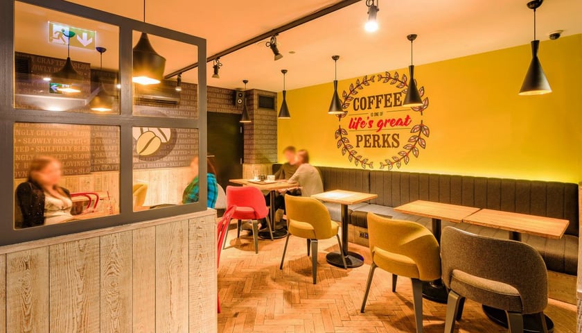 Powiększ obraz: Costa Coffee to jedna z popularniejszych sieciówek w Polsce. Znajduje się ich we Wrocławiu kilka, w tym jedna na Świdnickiej.