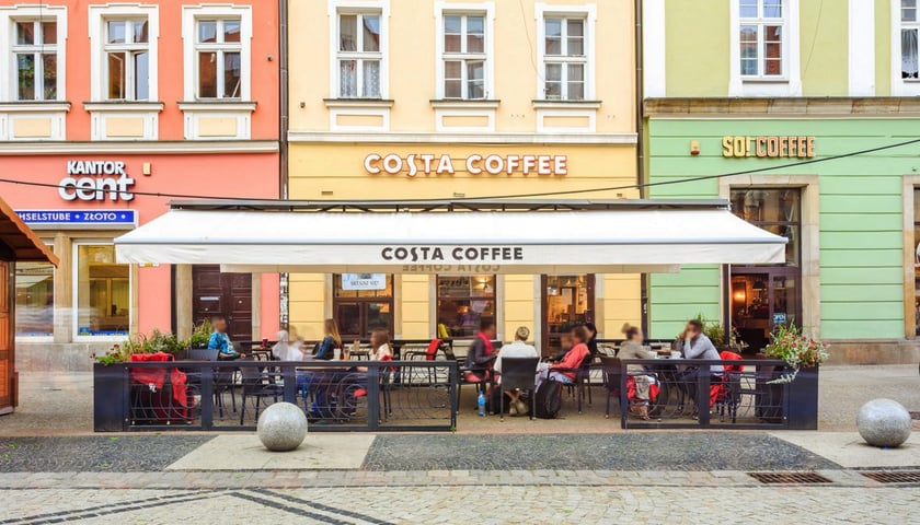 Powiększ obraz: Costa Coffee to jedna z popularniejszych sieciówek w Polsce. Znajduje się ich we Wrocławiu kilka, w tym jedna na Świdnickiej.