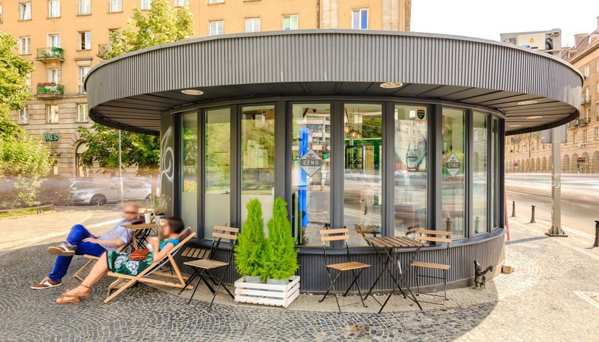 Powiększ obraz: Etno Cafe to miejsce, gdzie można wpaść na szybką kawę i ciastko, a potem ruszyć dalej w miasto.