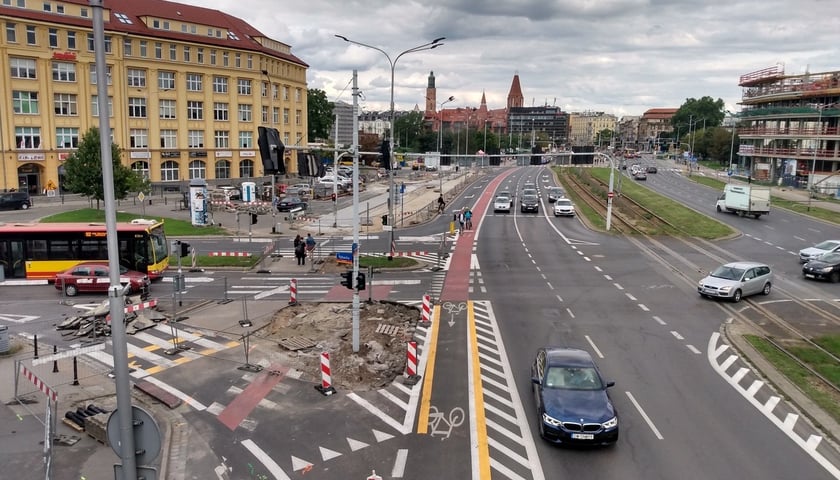 Nowa droga rowerowa pwstaje wzdłuż ul. Legnickiej, obok pl. JP II