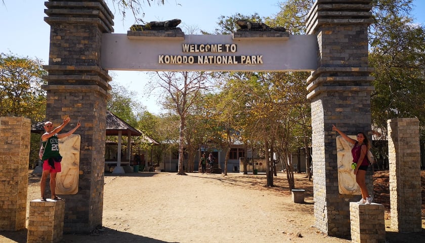 Powiększ obraz: Wejście Parku Narodowego Komodo