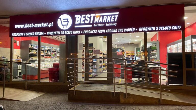 Powiększ obraz: Na zdjęciu witryna sklepu Best Market w Łodzi przy ul. Piotrkowskiej