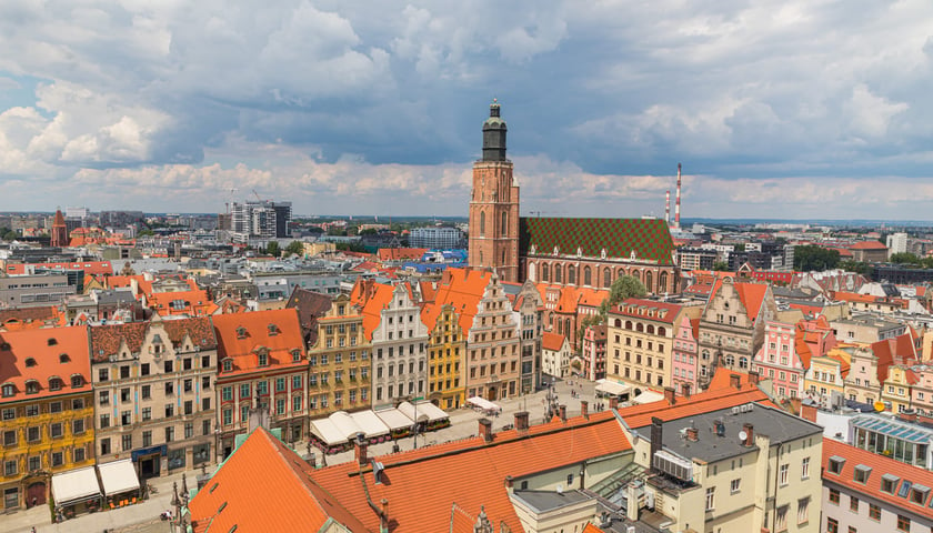 wrocławski rynek, widok na wieże kościoła św. Elżbiety