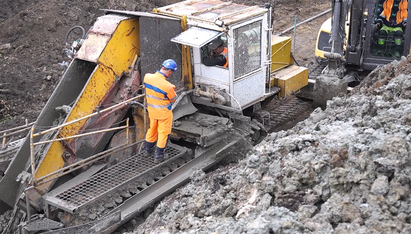 Wał przeciwpowodziowy przy ul. Ślęzoujście w czasie przebudowy przy użyciu maszyny nazywanej trencher