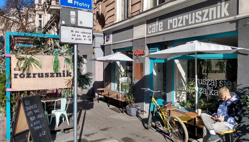 Klimatyczny ogródek w Cafe Rozrusznik na Nadodrzu