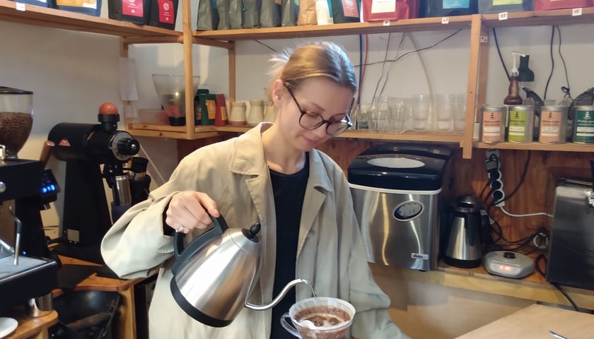 Powiększ obraz: Aromatyczną kawę w Cafe Targowa serwuje Kasia. Kawiarnię założył Filip Kucharczyk, mistrz świata w parzeniu kawy.