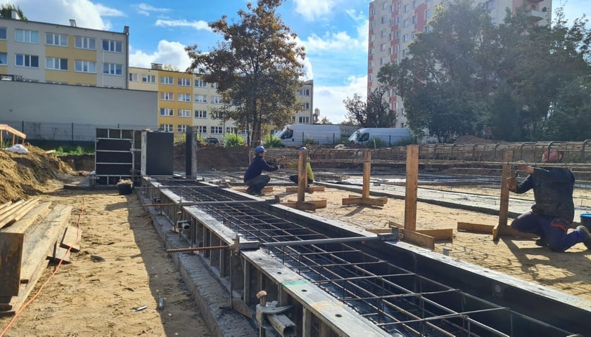 Budowa fundamentów nowego budynku przedszkola nr 141, przy al. Hallera 77 A