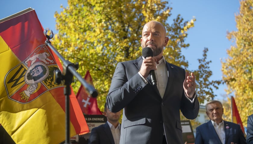 W Warszawie, przed Kancelarią Premiera samorządowcy z całej Polski zorganizowali wielki protest pod hasłem ?Tylko Ciemność?