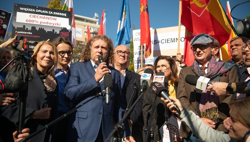 W Warszawie, przed Kancelarią Premiera samorządowcy z całej Polski zorganizowali wielki protest pod hasłem ?Tylko Ciemność?