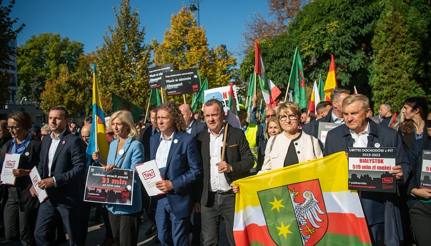 W Warszawie, przed Kancelarią Premiera samorządowcy z całej Polski zorganizowali wielki protest pod hasłem ?Tylko Ciemność?