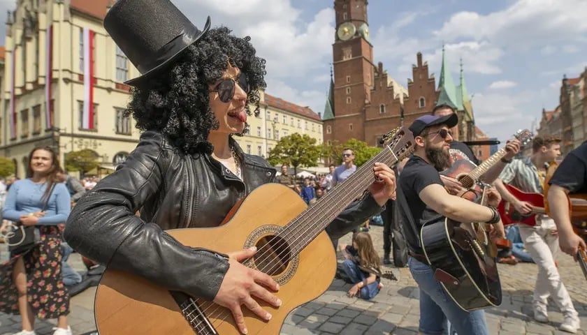 Powiększ obraz: We Wrocławiu w 2022 r. został pobity Gitarowy Rekord Guinnessa. Zagrało 7676 gitarzystów