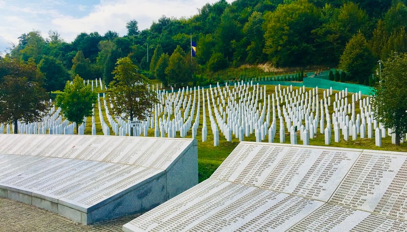 Powiększ obraz: Pomnik ofiar mordu w Srebrenicy