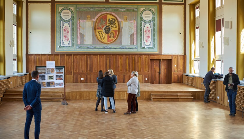 Aula w ILO przy ul. Poniatowskiego z odnowionym godłem Wrocławia