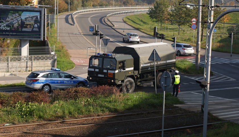 saperzy jada na miejsce usuwania niewybuchu