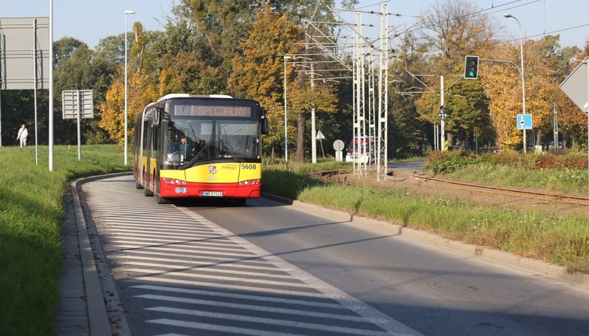 saperzy jada na miejsce usuwania niewybuchu