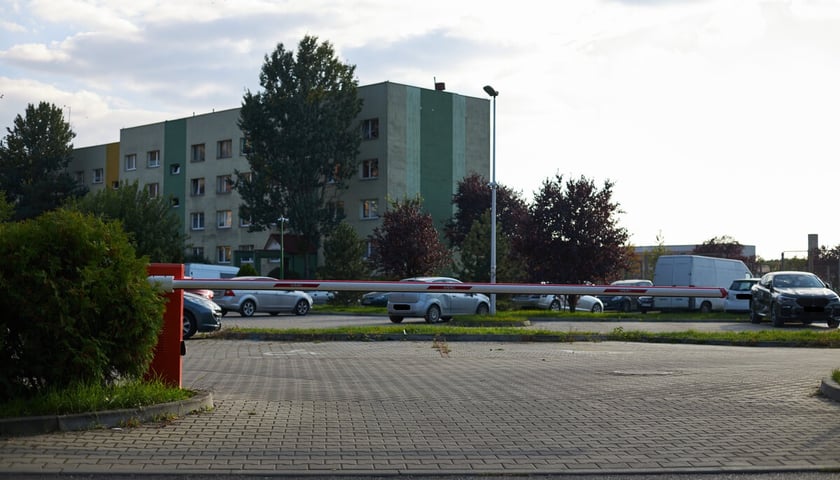 Powiększ obraz: Widok na parking przy ulicy Budziszyńskiej 136 na Nowym Dworze