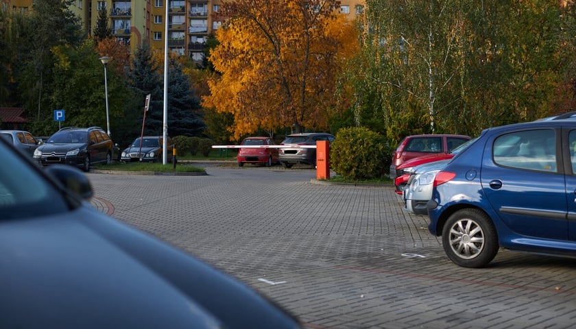 Powiększ obraz: Widok na parking przy ul. Budziszyńskiej 136 we Wrocławiu