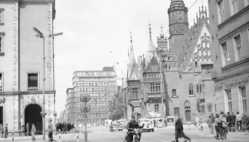 Powiększ obraz: Wrocław w latach 60. XX w. Widok na Stary Ratusz z ulicy Oławskiej