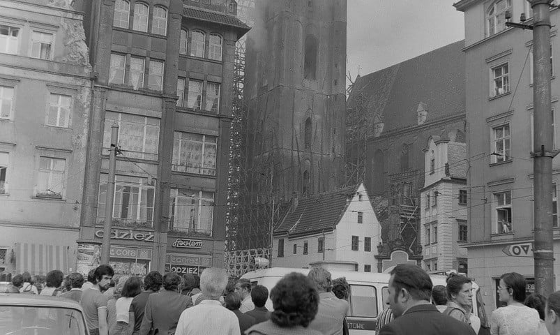 Akcja ratownicza podczas pożaru wieży kościoła garnizonowego św. Elżbiety, 20 września 1975 r., fot. Stanisław Kokurewicz, Ośrodek ?Pamięć i Przyszłość?