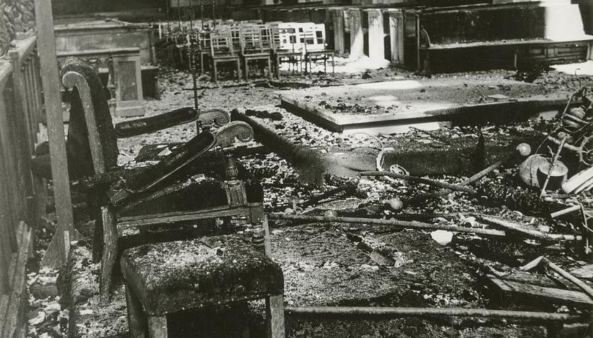 Czerwiec 1976, zniszczenia wewnątrz kościoła po pożarze z 9 czerwca 1976 r. Źródło: Archiwum Zakładu Narodowego im. Ossolińskich we Wrocławiu / fotopolska.eu