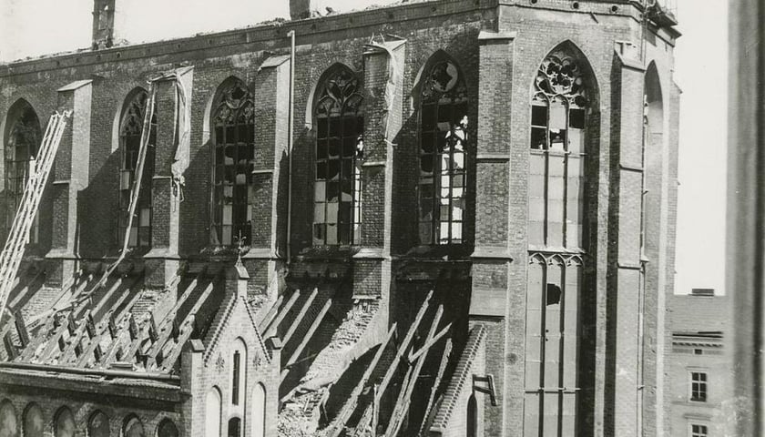 Czerwiec 1976, na zakończenie remontu spalony kościół św. Elżbiety czekał ponad 20 lat. Fot.  S. Kokurewicz / fotopolska.eu