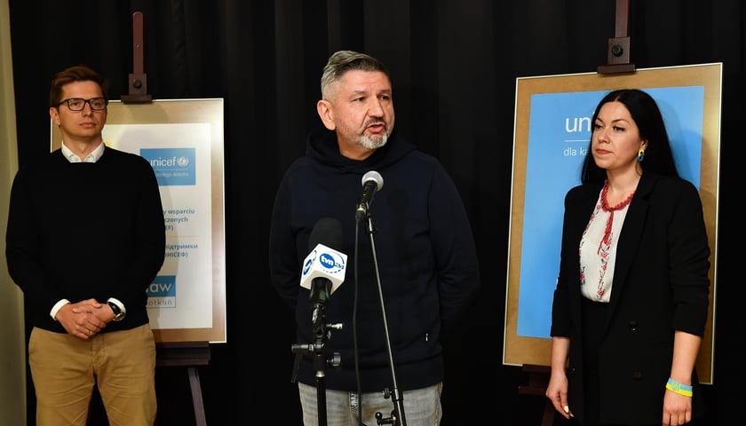 Powiększ obraz: Od prawej: Anna Yaremchuk, koordynatorka Centrów Nauki Zdalnej, Jarosław Delewski, dyrektor Departamentu Edukacji UM we Wrocławiu i Marcin Miedziński, zast. dyr. Wydziału Przedszkoli i Szkół Podstawowych w Departamencie Edukacji UMW