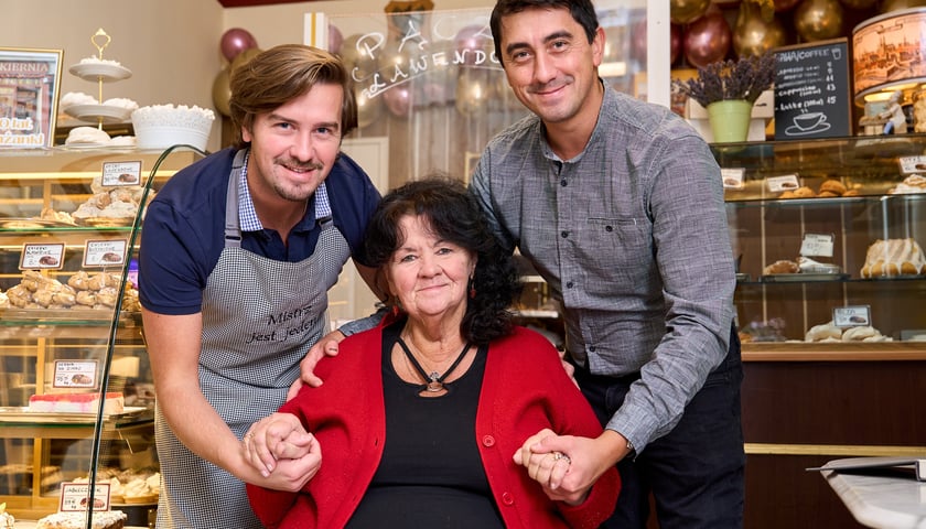 Powiększ obraz: <p>Michał i Paweł Wojczyńscy, wnuki założycieli Łomżanki oraz ich mama 24 października podczas świętowania 90. urodzin cukierni</p>