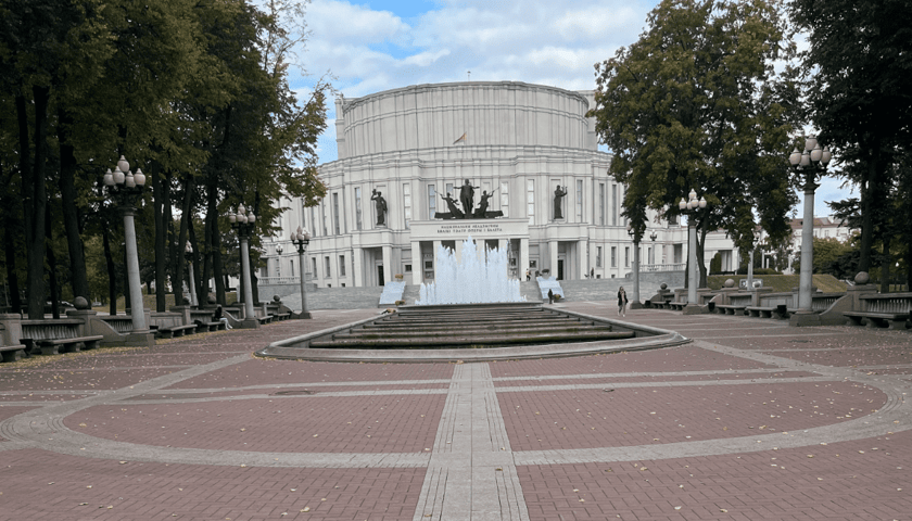 Powiększ obraz: Mińsk, plac przed Operą