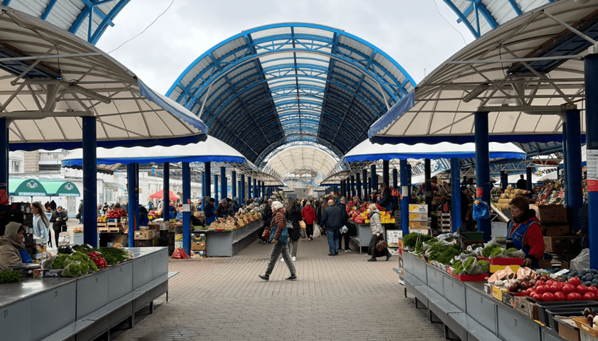 Powiększ obraz: Komarovskij Rynok ? największy i najstarszy bazar spożywczy w Mińsku.