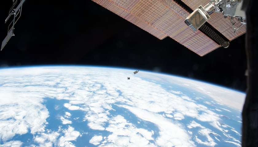 Powiększ obraz: Na zdjęciu satelita, który skanuje kulę ziemską