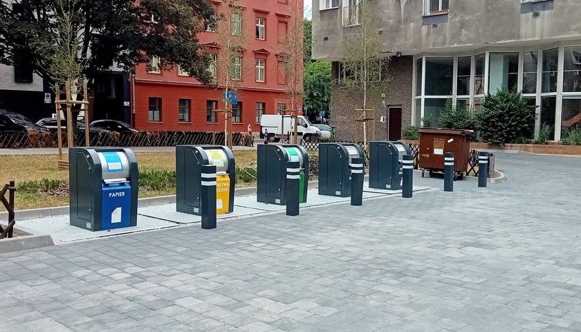 Powiększ obraz: Nowoczesne kontenery na odpady powstały na podwórku w obrębie pl. Nowy Targ i pl. Nankiera