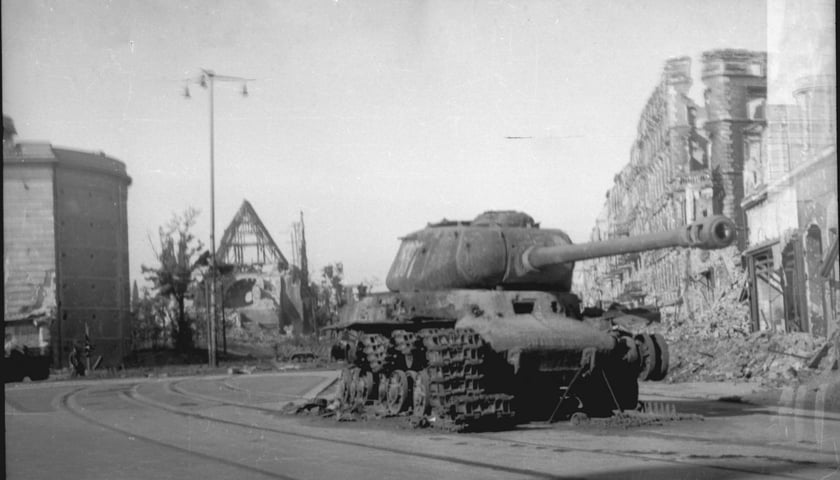 Powiększ obraz: Zniszczony podczas wojny Wrocław 1946
