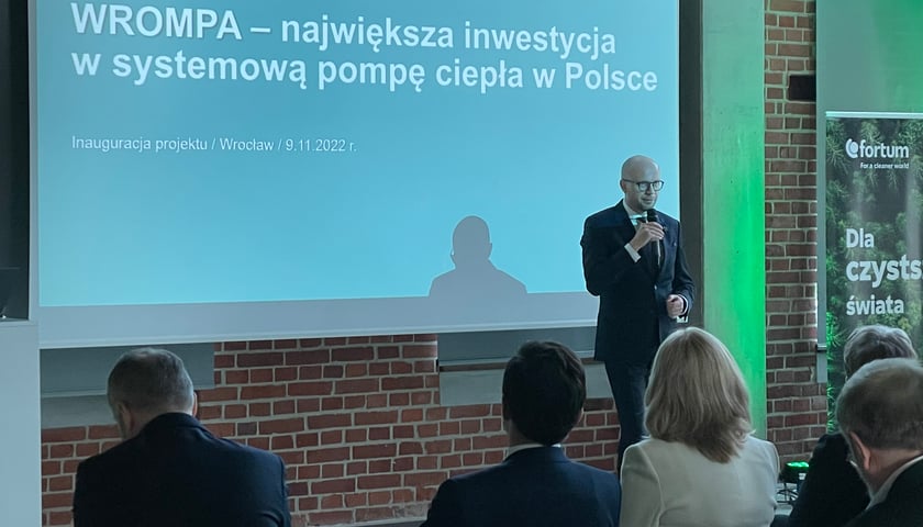Powiększ obraz: Na zdjęciu Jakub Mazur, wiceprezydent Wrocławia podczas konferencji o nowej instalacji