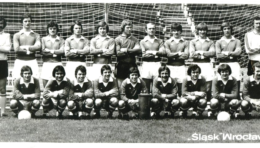 Powiększ obraz: Na zdjęciu drużyna WKS Śląska ustawiona w bramce po zdobyciu Pucharu Polski w roku 1976