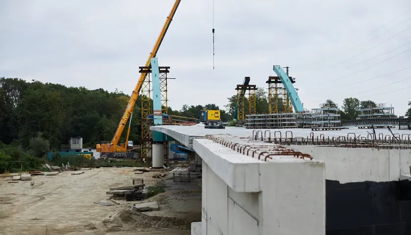 podczas budowy Alei Wielkiej Wyspy powstają dwa mosty. Jeden przez Oławę, drugi przez Odrę.