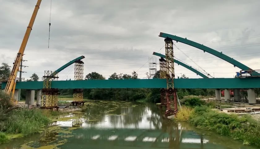 podczas budowy Alei Wielkiej Wyspy powstają dwa mosty. Jeden przez Oławę, drugi przez Odrę.