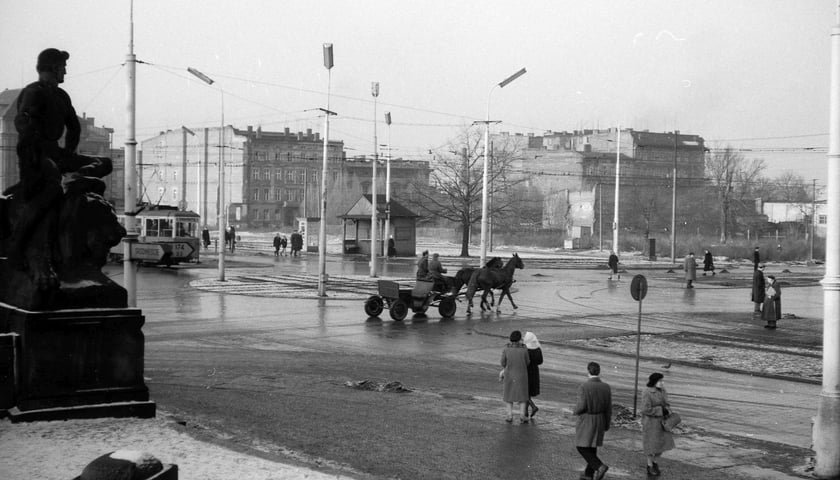 Powiększ obraz: Wrocław w latach 60. XX w. Ówczesny pl. 1 Maja