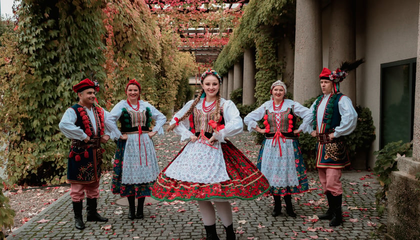 Powiększ obraz: Zespół Pieśni i Tańca Wrocław podczas sesji przy Hali Stulecia i na Pergoli