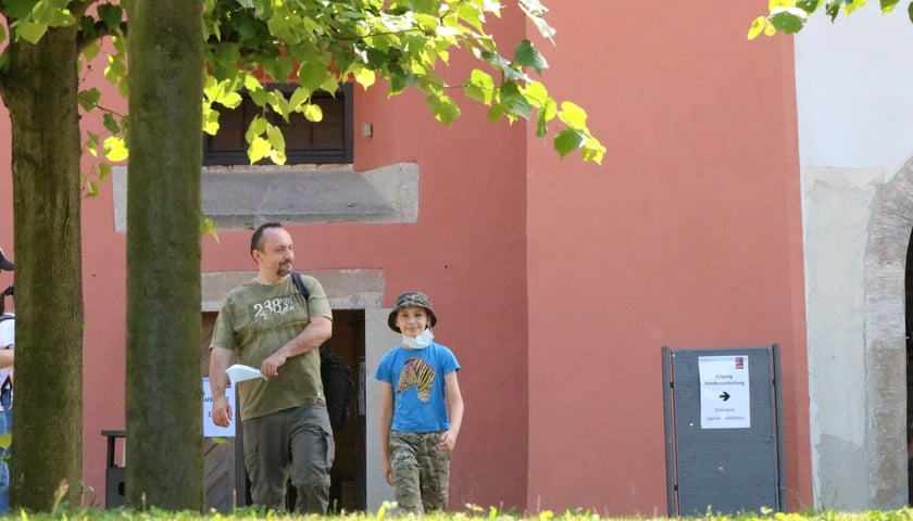 Powiększ obraz: Na zdjęciu Witold Hanak z synem Michałem, uczestnikami projektu PICTURE