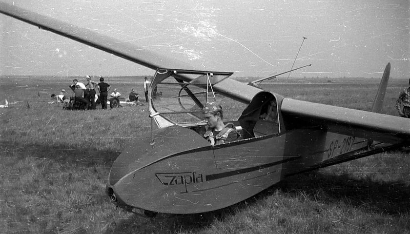 SZD-10 Czapla była dwumiejscowym szybowcem szkolenia podstawowego. We Wrocławiu produkowano jej zmodernizowaną wersję, oznaczoną SZD-10 bis Czapla. Łącznie hangar przy ul. Lotniczej opuściło 115 takich szybowców.