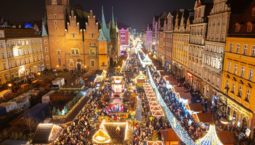 Powiększ obraz: <p>Jarmark Bożonarodzeniowy w Rynku 2025 - zdjęcie z drona</p>