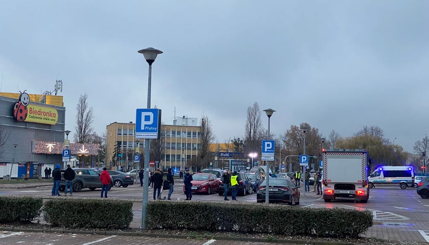Powiększ obraz: Na zdjęciu parking przy CH Marino, gdzie doszło do eksplozji