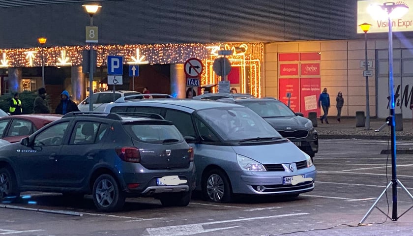 Powiększ obraz: Na zdjęciu parking przy CH Marino, gdzie doszło do eksplozji