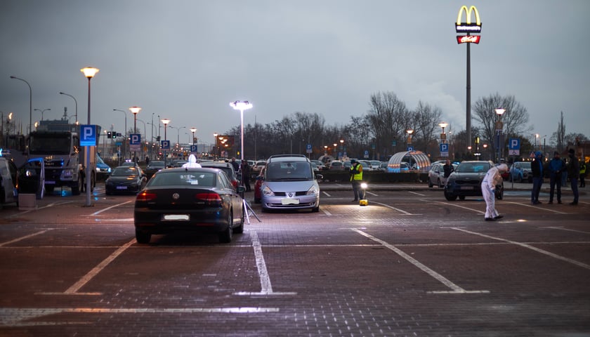 Na zdjęciu widać parking, na którym doszło do eksplozji