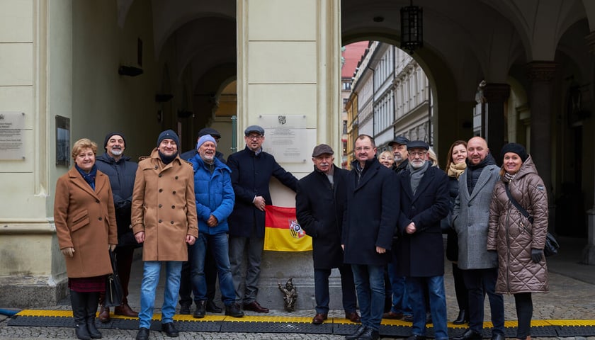 Powiększ obraz: Odsłonięcie krasnala Rajcusia z udziałem uczestników Konwentu Przewodniczących Rad Miejskich, 2.12.2022