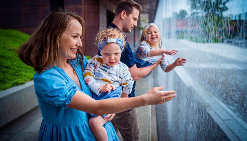 Na zdjęciu widać ludzi, którzy zwiedzają Hydropolis we Wrocławiu